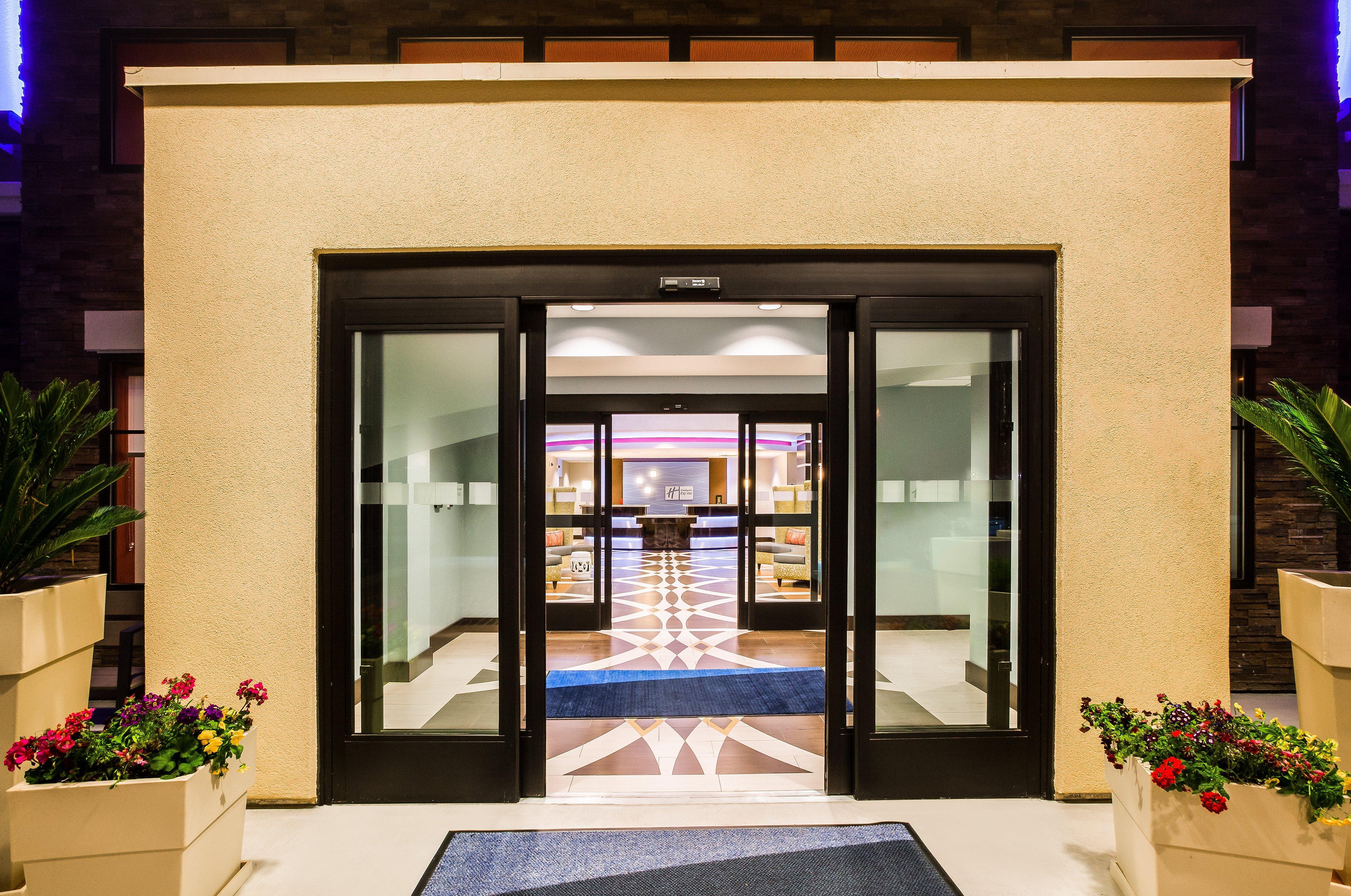 Holiday Inn Express & Suites Eureka By Ihg Екстериор снимка